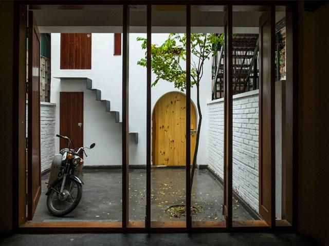 Cửa chính của ngôi nhà được cách điệu từ cửa 3 gian của các công trình Việt Nam xưa cũ.