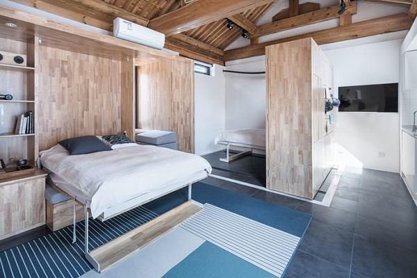 Với thiết kế tường và nội thất đa phần là gỗ, kết hợp với tông màu trắng và tối giản mọi đồ vật trong nhà, căn nhà nhỏ càng trở nên ấm cúng.