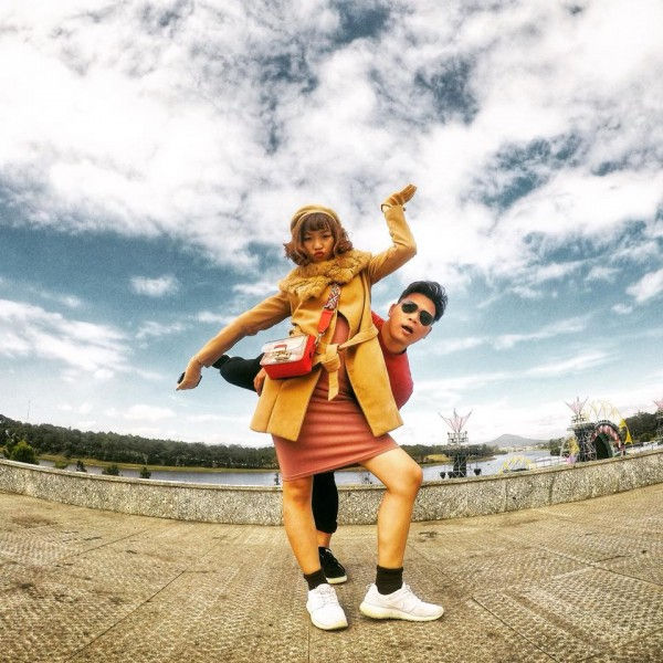 Bộ ảnh siêu nhắng nhít của cặp đôi ở Đà Lạt gợi nhớ trào lưu ‘nắm tay em đi khắp thế gian’