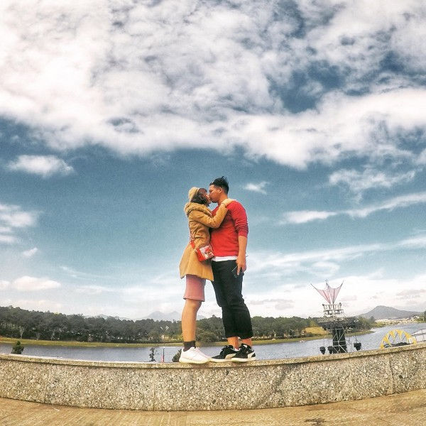 Bộ ảnh siêu nhắng nhít của cặp đôi ở Đà Lạt gợi nhớ trào lưu ‘nắm tay em đi khắp thế gian’