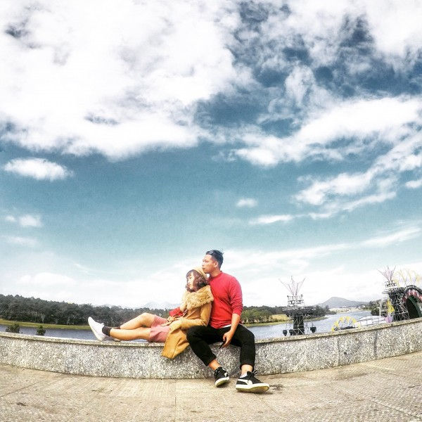 Bộ ảnh siêu nhắng nhít của cặp đôi ở Đà Lạt gợi nhớ trào lưu ‘nắm tay em đi khắp thế gian’