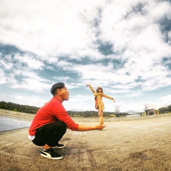 Bộ ảnh siêu nhắng nhít của cặp đôi ở Đà Lạt gợi nhớ trào lưu ‘nắm tay em đi khắp thế gian’