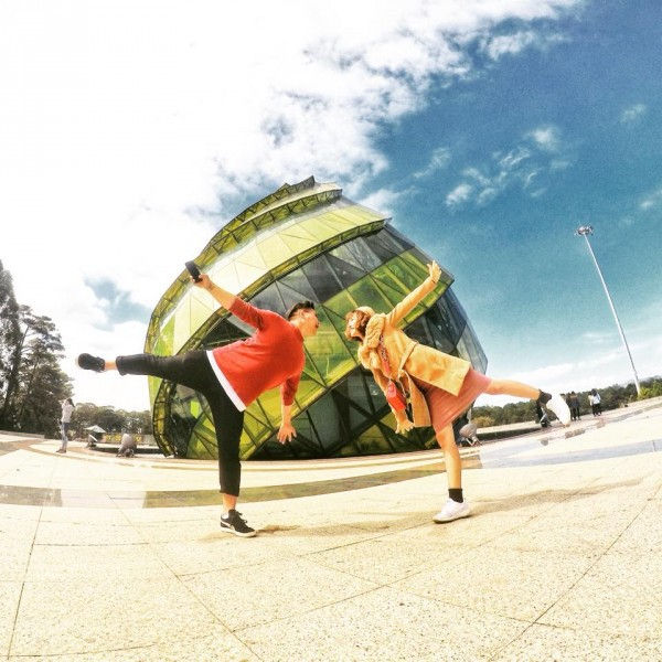 Bộ ảnh siêu nhắng nhít của cặp đôi ở Đà Lạt gợi nhớ trào lưu ‘nắm tay em đi khắp thế gian’