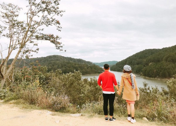 Bộ ảnh siêu nhắng nhít của cặp đôi ở Đà Lạt gợi nhớ trào lưu ‘nắm tay em đi khắp thế gian’