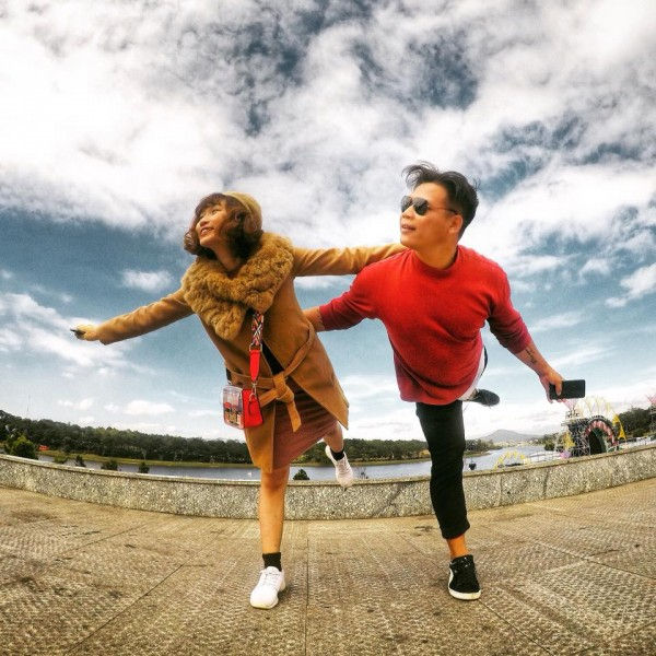 Bộ ảnh siêu nhắng nhít của cặp đôi ở Đà Lạt gợi nhớ trào lưu ‘nắm tay em đi khắp thế gian’