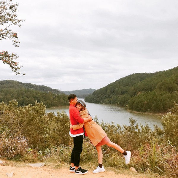 Bộ ảnh siêu nhắng nhít của cặp đôi ở Đà Lạt gợi nhớ trào lưu ‘nắm tay em đi khắp thế gian’