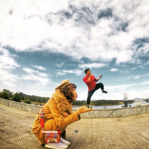 Bộ ảnh siêu nhắng nhít của cặp đôi ở Đà Lạt gợi nhớ trào lưu ‘nắm tay em đi khắp thế gian’