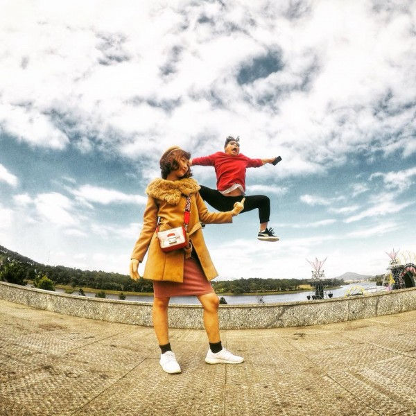 Bộ ảnh siêu nhắng nhít của cặp đôi ở Đà Lạt gợi nhớ trào lưu ‘nắm tay em đi khắp thế gian’