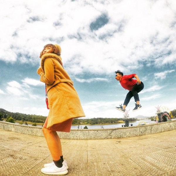 Bộ ảnh siêu nhắng nhít của cặp đôi ở Đà Lạt gợi nhớ trào lưu ‘nắm tay em đi khắp thế gian’