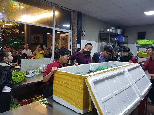 Nhiều người đã đến nhà hàng để xem con cá lạ này.