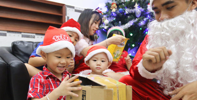 Phí mỗi lần thuê ông già Noel tặng quà khoảng 100.000-180.000 đồng.
