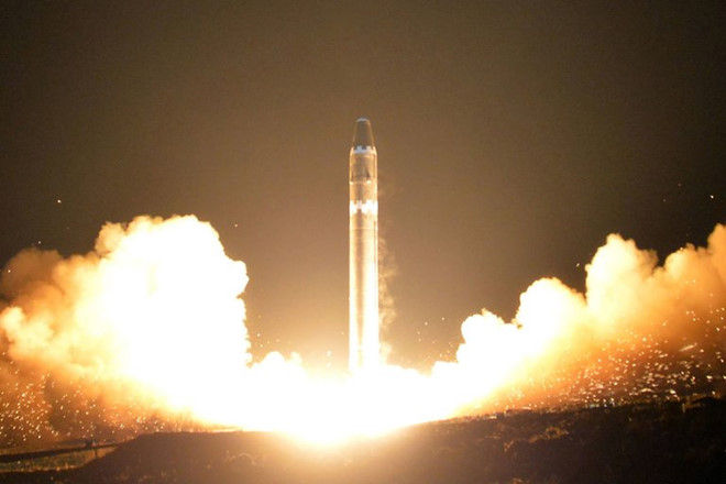 Tên lửa đạn đạo liên lục địa Hwasong-15 của Triều Tiên. Ảnh: CNN.