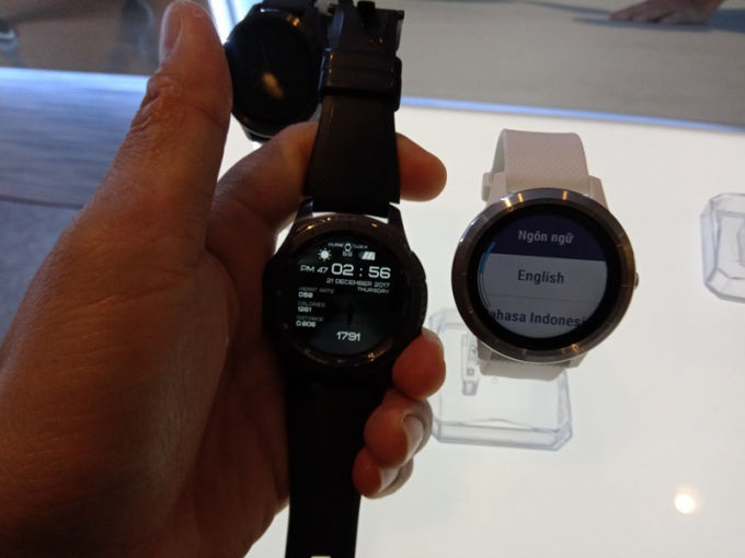 Garmin vívoactive 3 với Samsung Gear S3 khá tương đồng về thiết kế lẫn giá tiền cạnh tranh.