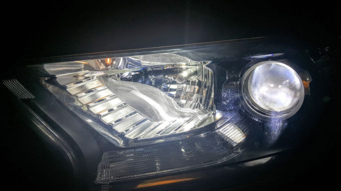   Những chiếc xe bán tải thường được các hãng sản xuất trang bị cụm đèn chiếu sáng halogen, và cho ánh sáng chưa thật sự tốt. Nên khi mua xe về chủ xe thường thay thế bóng chiếu sáng Halogen thành bóng Xenon hoặc bóng LED để có cường độ sáng tốt hơn. Ảnh: Otosaigon.  