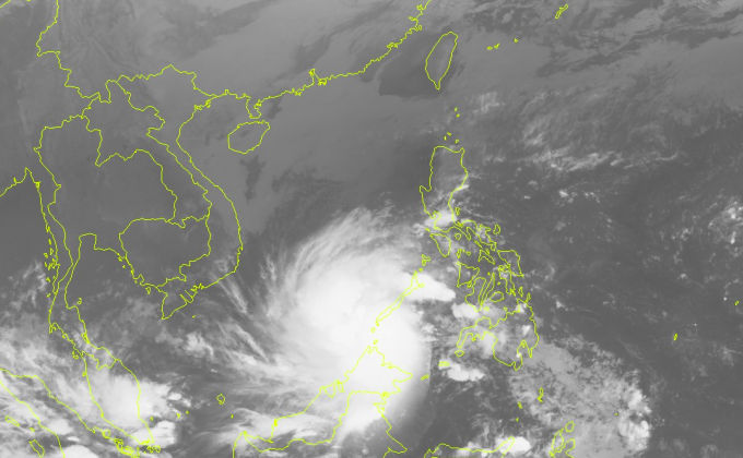   Hồi 19h ngày 23/12, vị trí tâm bão ở vào khoảng 7,7 độ Vĩ Bắc; 117,6 độ Kinh Đông, trên khu vực phía Nam đảo Pa-la-oan (Philippin). Sức gió mạnh nhất ở vùng gần tâm bão mạnh cấp 10-11 (90-115km/h), giật cấp 14.  