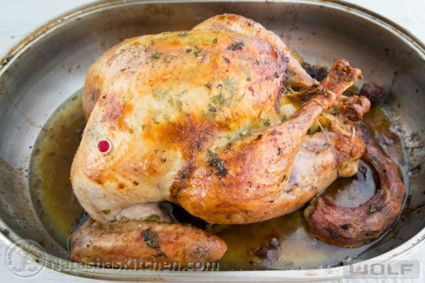 Giảm nhiệt độ lò nướng xuống còn 350 độ F, nướng trong vòng 2 tiếng 30 phút. Lúc này gà đã hoàn toàn chín thì lấy gà ra, cắt dây, dọn ra đĩa.