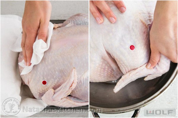 Gà làm sạch, để ráo, dùng khăn hoặc giấy lau lớp da bên ngoài thật khô ráo.