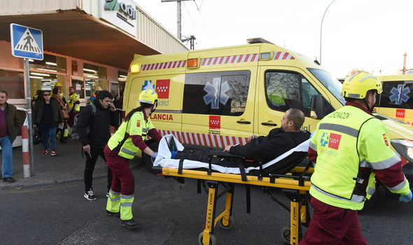 Một người bị thương được đưa đi cấp cứu trong vụ tai nạn ở Tây Ban Nha.