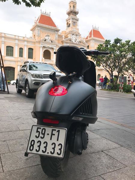 Vespa 946 Empori Armani hàng cũ rao bán giá hơn cả xe hơi