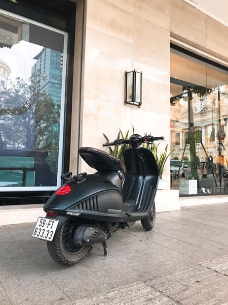 Vespa 946 Empori Armani hàng cũ rao bán giá hơn cả xe hơi
