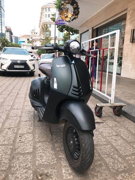 Vespa 946 Empori Armani hàng cũ rao bán giá hơn cả xe hơi