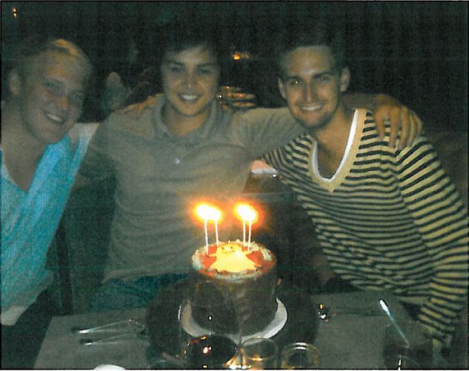 Reggie Brown (ngồi ngoài cùng, áo xanh) từng khiến Murphy và Spiegel lao đao vì kiện tụng.