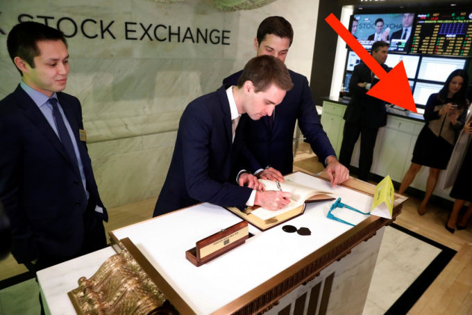 Bạn gái Murphy (mũi tên đỏ) kín đáo xuất hiện bên cạnh anh trong ngày công ty Snap lên sàn chứng khoán.