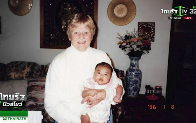 Erica được bà nội bế khi còn nhỏ.