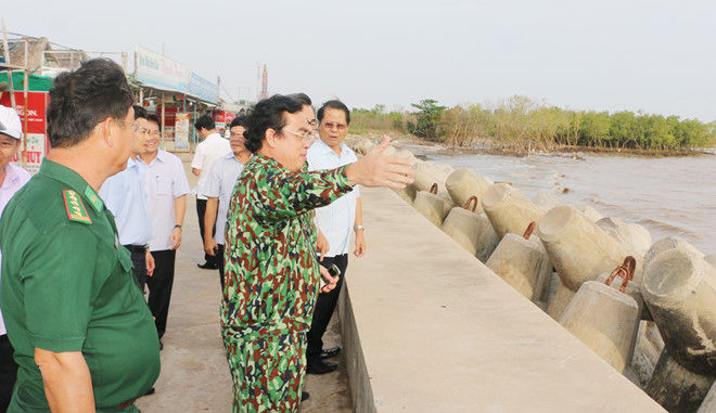 Ông Dương Thành Trung, Chủ tịch UBND tỉnh Bạc Liêu kiểm tra công tác phòng chống bão ven biển. Ảnh: Zing.vn  