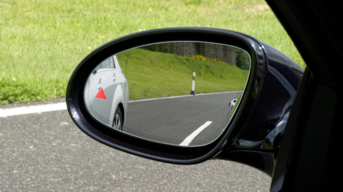Cảnh báo điểm mù trên gương xe