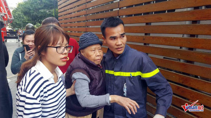 Người dân được lực lượng PCCC đưa ra khỏi hiện trường.