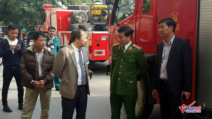 Phó chủ tịch UBND quận Tây Hồ Nguyễn Lê Hoàng và Giám đốc Cảnh sát PCCC Hà Nội, Thiếu tướng Hoàng Quốc Định tới hiện trường chỉ đạo công tác chữa cháy.