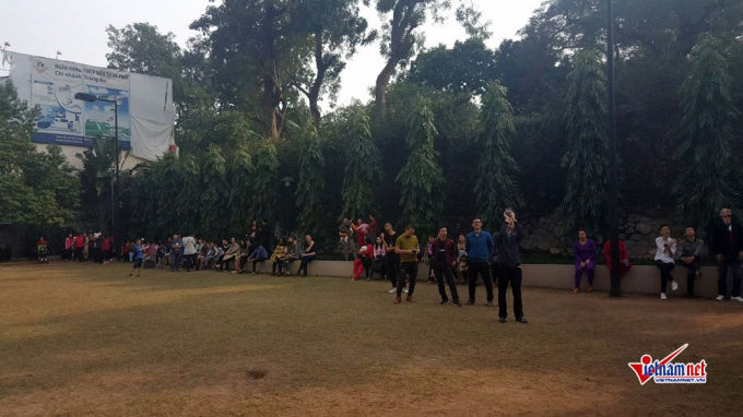 Cư dân tòa nhà liền kề cũng được thông báo sơ tán.