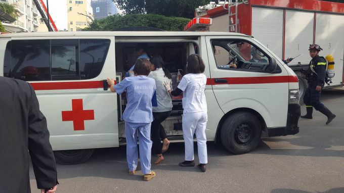 4 xe cấp cứu được điều tới hiện trường.