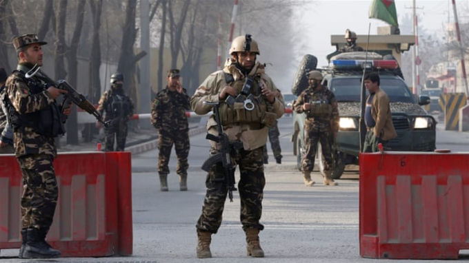 Lực lượng an ninh Afghanistan phong tỏa hiện trường sau vụ nổ.