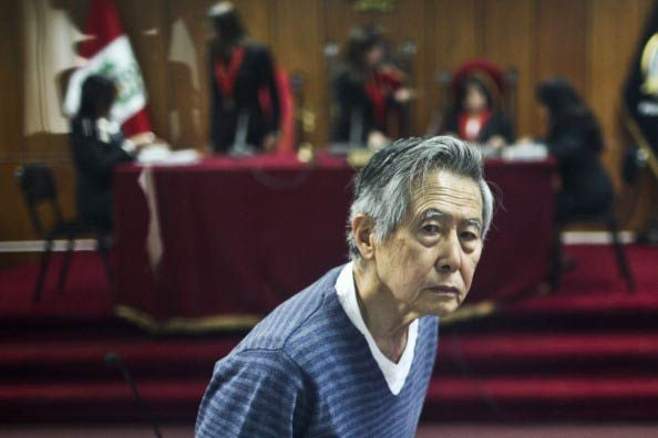 Cựu Tổng thống Fujimori xuất hiện tạo tòa án vào năm 2013.