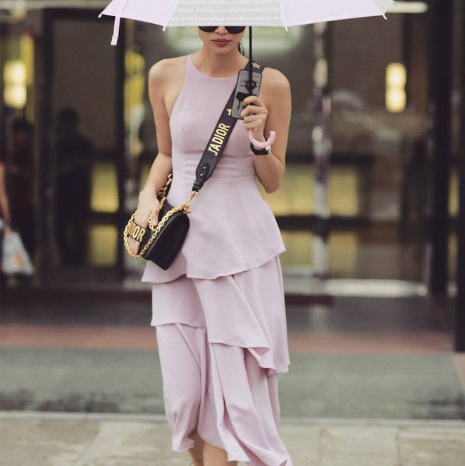Cựu người mẫu Thanh Trúc Trương lại sở hữu một thiết kế túi đeo chéo với phần dây đeo nổi bật dòng chữ Dior J’adior.