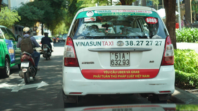 Tài xế Vinasun dán khẩu hiệu phản đối Uber và Grab.