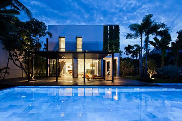 Căn biệt thự sau cải tạo mang diện mạo hiện đại và vô cùng sang trọng. Thiết kế xanh của nó được tạp chí kiến trúc ArchDaily khen ngợi hết lời.