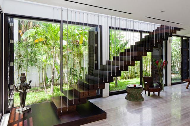 Cầu thang gỗ đơn giản kết hợp lan can thép dây tạo sự thông thoáng đồng nhất với thiết kế của tầng 1.