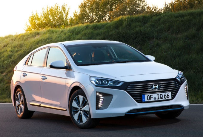 Hyundai Ioniq thách thức Toyota Prius Prime trong phân khúc Hybrid có thể sạc điện