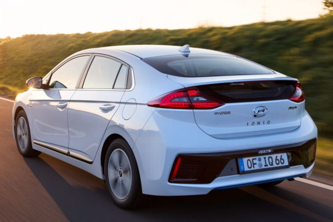 Hyundai Ioniq thách thức Toyota Prius Prime trong phân khúc Hybrid có thể sạc điện