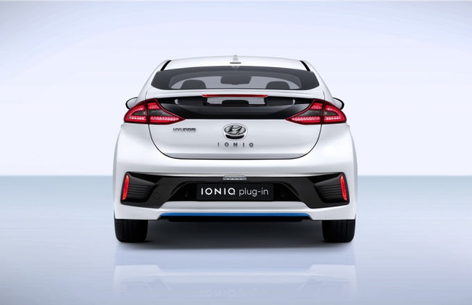 Hyundai Ioniq thách thức Toyota Prius Prime trong phân khúc Hybrid có thể sạc điện