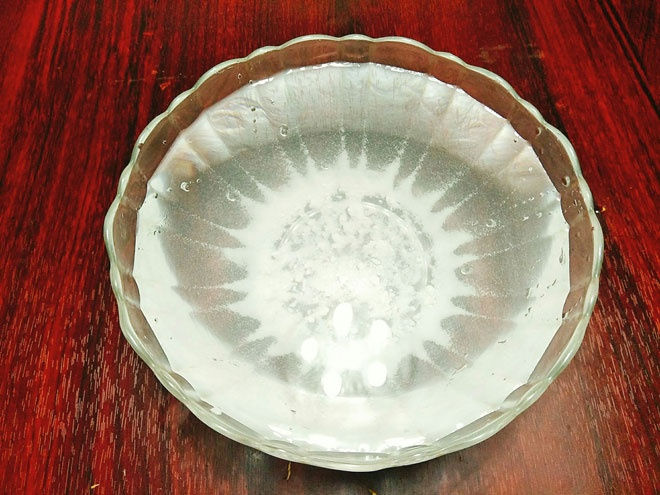 - Bước 2: Vôi bột cho vào âu, đổ 1,5 lít nước vào cùng và khuấy đều sau đó để cho nước vôi lắng cặn.   