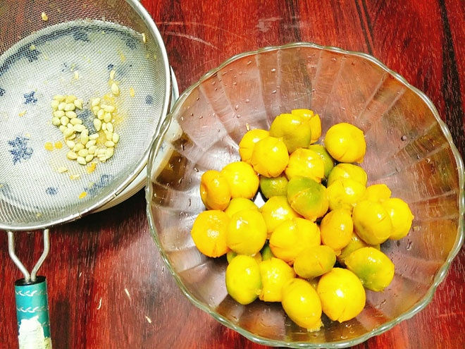 - Bước 4: Cho quất vào âu sạch sau đó chắt lấy nước vôi trong đổ vào, ngâm khoảng 6 tiếng sau đó đổ ra rửa lại cho sạch, để ráo nước.  