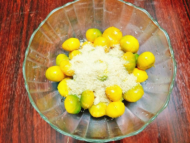 - Bước 5: Cho quất vào âu sạch rồi thêm đường và trộn đều, ngâm cho đường tan hết là có thể đem đi xào.   