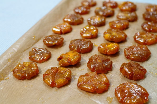 - Bước 7: Gắp quất ra vỉ nướng hoặc khay rồi đem hong trong lò nướng 100 độ C, hong khoảng 40-50 phút hoặc bạn cũng có thể đem phơi nắng tới khi thấy mứt dẻo và khô như ý muốn là được.   