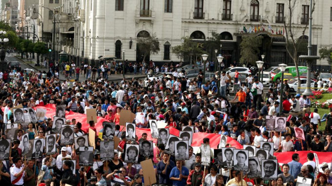 Người biểu tình mang theo hình ảnh các nạn nhân trong các cuộc đàn áp dưới thời Tổng thống Fujimori.