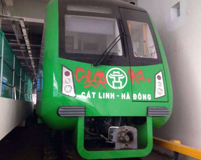 Phần đầu tàu bị vẽ chữ loang lổ bằng sơn đỏ.