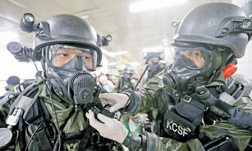 Lính Hàn Quốc diễn tập ứng phó vũ khí sinh học. Ảnh: MM Times.